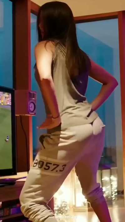 Anushka sharma booty ( share your thoughts) 