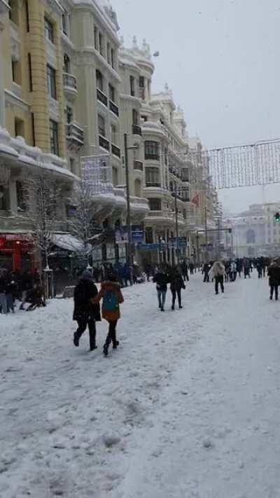 Guerra de bolas de nieve en Gran Via