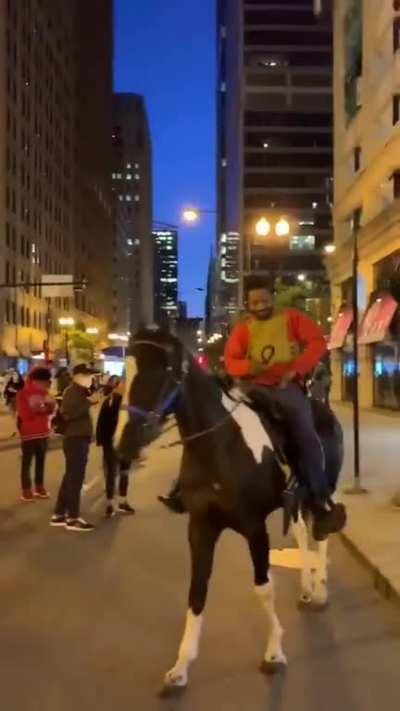 Looters breaks into GNC store in Chicago. Random horse in the mix.