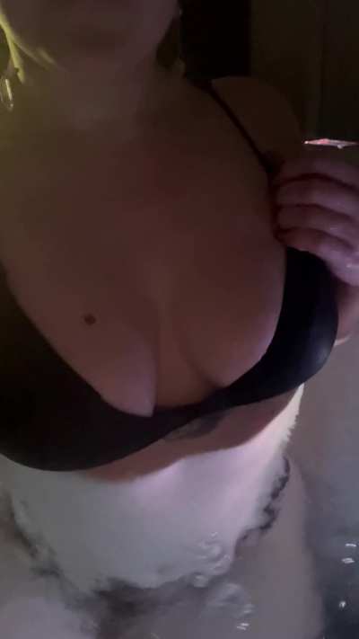 Hot tubs make me so horny… who knows why 😈