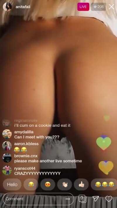 Flashing her bubble butt LIVE