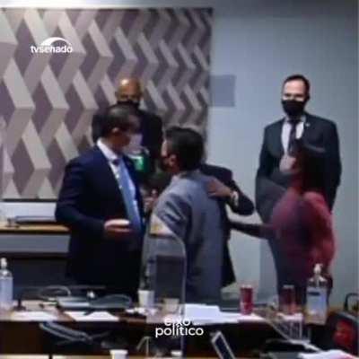 Deputado Luis Miranda e senador Marcos do Val se desentenderam durante intervalo da reunião da CPI da Pandemia. Senadores tiveram que apartar a discussão.
