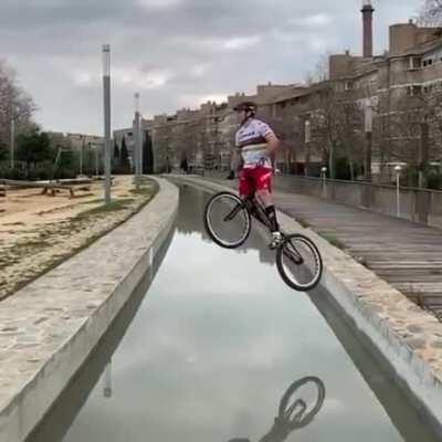 An impossible physics defying jump 😨 - Sergi Llongueras