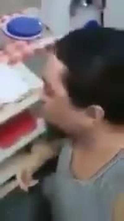 Tão bom ver um morador de rua ser ajudado por uma alma caridosa! Esse ta feliz e satisfeito.