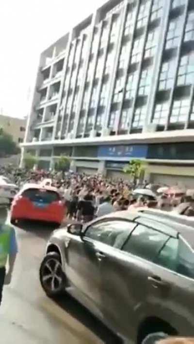 有些人整天带方向骂轮子脑残，可轮子向来排队都是有秩序的，已经比支人高级很多了