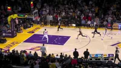 [Highlight] Lebron bricks the clutch 3 and Randle gets the wide open dunk on the other end!