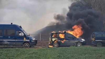 Affrontements extrêmement intenses à Sainte-Soline dans les Deux-Sèvres où plusieurs milliers de personnes manifestent contre le projet de méga-bassines. Des fourgons de gendarmerie incendiés. [Crédit : Photéo]