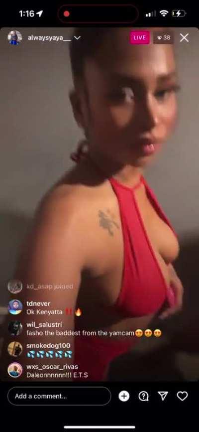 Yaya with the gangcheeks out ð