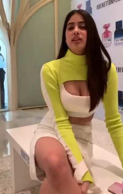 Just focus on Janhvi kapoor’s lips