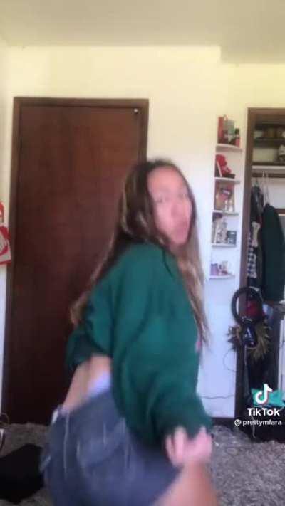 just a tiktok but i found it kinda hot the way she moves her ass. she definitely knows we all horny af