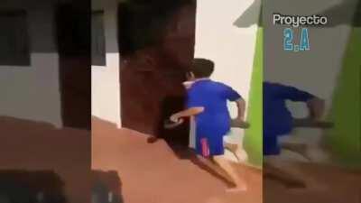 niño corriendo de la policia con musica de bob esponja