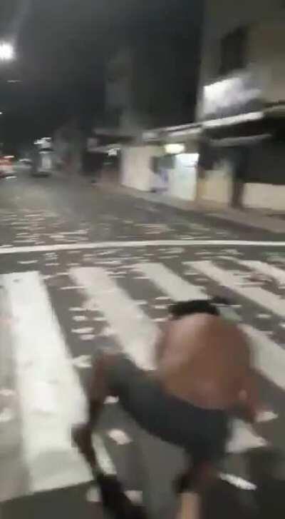 Galera pegando o dinheiro jogado na fuga do assalto estilo a casa de papel edição criciúma hj a noite