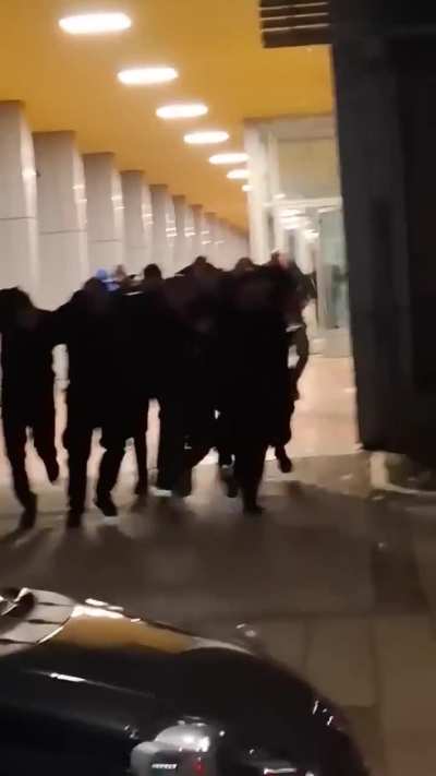 Bežanija gradonačelnika Kraljeva dok ga gadjaju jajima - drugi ugao