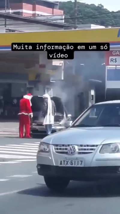 Tá vendo, Papai Noel? Eu te falei pra não trocar o seu trenó por um Marea, mas você não me ouviu e deu no que deu!