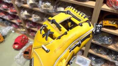 [Highlight] Glove shops in Japan are next level