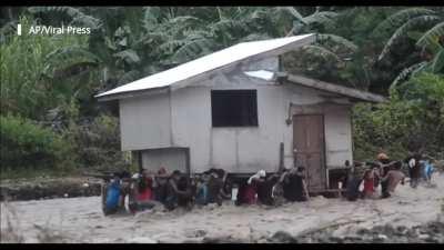 Over 40 villagers move neighbor’s entire stilt house to avoid flash flooding