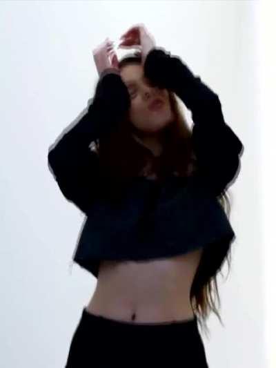 Hailee Steinfeld Braless