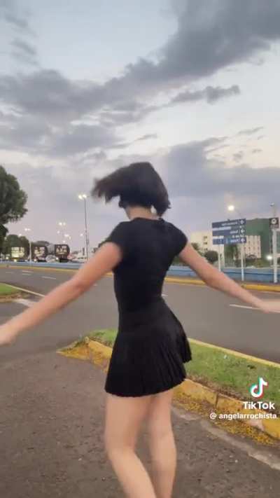 Look at those thighs so sexy