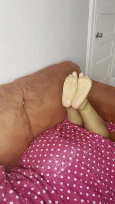 Size 10 black feet in the pose