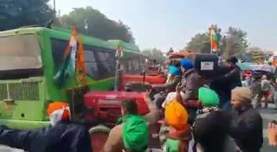 Annadata in action, bus isn't blocking any road