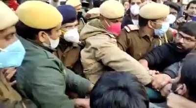 This is what resident doctors in India are forced to do right now. What they have been reduced to for the sake of their and everyone else's future. #NEETPG #FORDA #RESIDENTSTRIKE