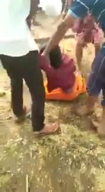 ਦਿਲ ਦਹਿਲਾਉਣ ਵਾਲੀਆਂ ਤਸਵੀਰਾਂ ਯੂਪੀ ਦੇ ਲੋਧੀਪੁਰ ਬਿਸ਼ਨੋਈ ਦੀਆਂ ਹਨ, ਜਿੱਥੇ ਹਿੰਦੂ ਭਈਆਂ ਨੇ ਇੱਕ ਲੜ੍ਹਕੀ ਨੂੰ ਦਰੱਖਤ ਨਾਲ ਲਟਕਾ ਕੇ ਕੁੱਟ-ਕੁੱਟ ਕੇ ਮਾਰ ਦਿੱਤਾ, ਸੋ ਪੰਜਾਬੀਓ ਯੂਪੀ ਬਿਹਾਰੀ ਭਈਆਂ ਦਾ ਲੋੜ ਤੋਂ ਜ਼ਿਆਦਾ ਵਿਸ਼ਵਾਸ਼ ਨਾ ਕਰਿਆ ਕਰੋ। *ਇਹਨਾਂ ਵੀਡੀਓ ਨੂੰ ਦੇਖ ਕੇ ਵੀ ਜੇ ਤੁਹਾਡੀ ਮਰੀ ਹੋਈ ਜਮੀਰ 