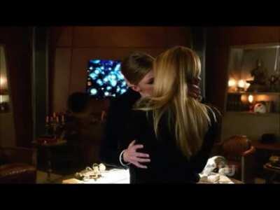 Caity Lotz, Jes Macallan kiss