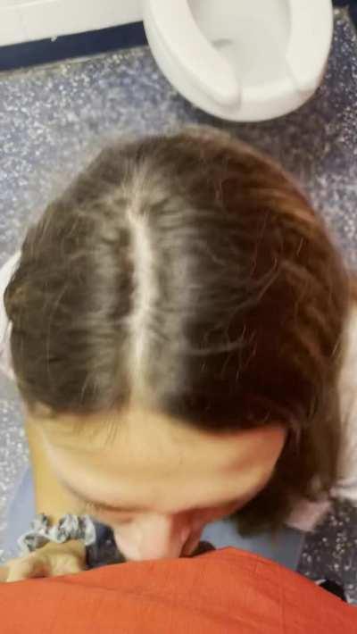 Sucking some dick in the family bathroom👅