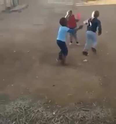 Elm y el cojo peleando