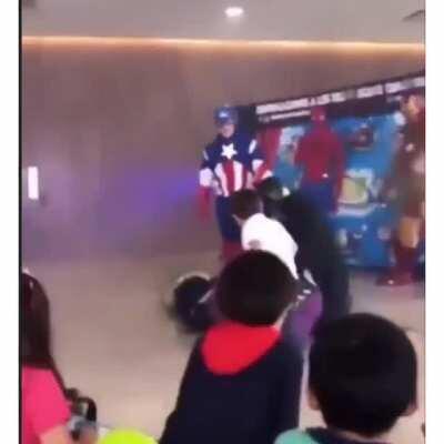 Batman thanosu döverken yardıma gelen çocuk ¿¿