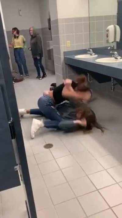 Arkansas HS bathroom fight
