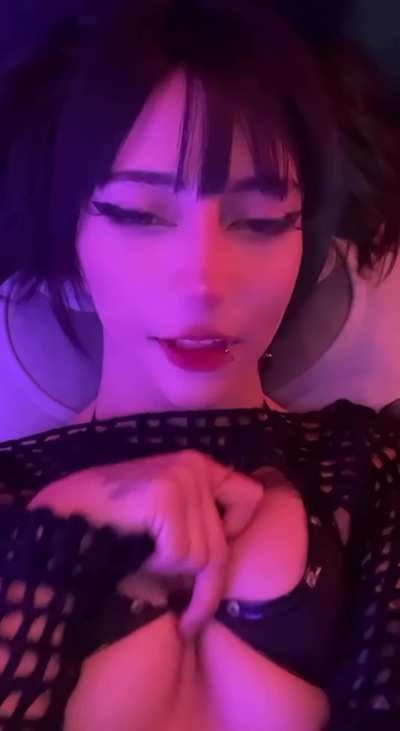 Does your cock get hard when you touch yourself to me?