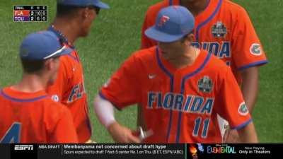 [Highlight] [Highlight] Michael Robertson makes a leaping catch at the wall to seal a 3-2 victory for the Florida Gators and send them to the College World Series Finals!