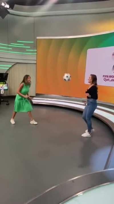 Когда девушки - ведущие из Бразилии с мячом обращаются лучше, чем наша сборная.