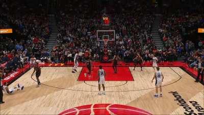 [Highlight] Jalen Suggs hits a deeep triple in the clutch and draws a foul to complete a clutch four-point play