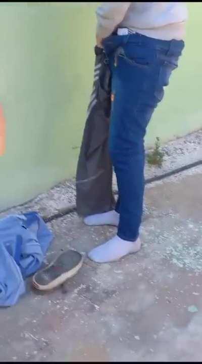 Chaco: Capturaron a un chorro y lo obligaron a devolver los pantalones que se había afanado