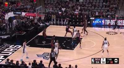 [Highlight] 6 foot 4 Haywood Highsmith successfully contests 7 foot 4 Victor Wembanyama, forcing him into a tough fadeaway jumper