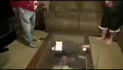 Repara el play 4 de su nieto, que grande 😊😘