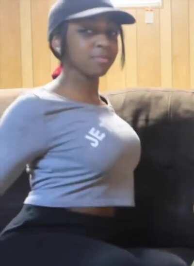 POKIN OUT THA SHIRT👏