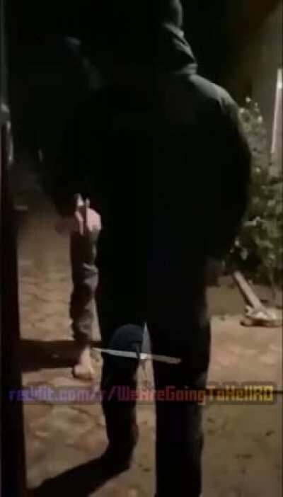 Moderator isi protejeaza ograda de bratul lung al legii