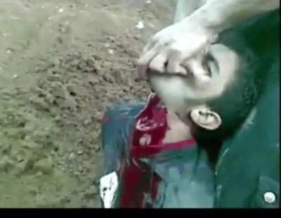 Los Zetas slit the throat of captured Sinaloa sicario. Video is around a decade old.