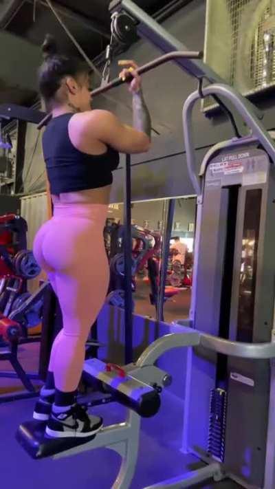 Training back (ifbbpro_sheilakm)