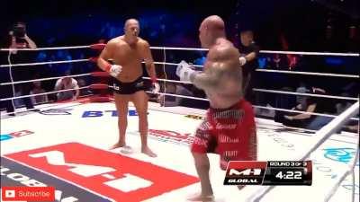 Fedor keeps it standing vs Jeff Monson, carving his legs to pieces and leaving one of them fractured.