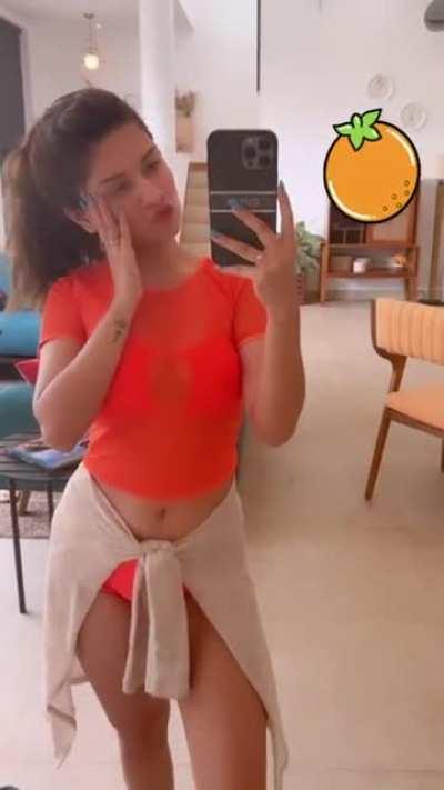 Avneet Kaur And Her ORANGES...!!!