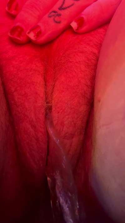 Watch my fat pussy 👅 pee 💦 on the toilet