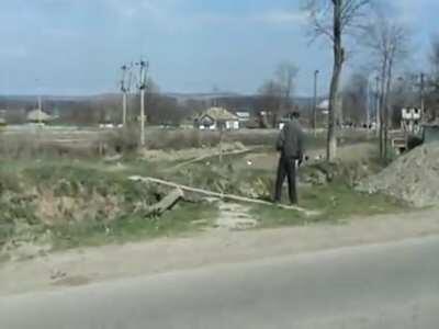 Fă-te frate cu dracul, pînă treci puntea sau fă-ți cruce