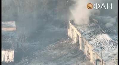 RU pov: Wagner PMCs allegedly hit a house with UA soldiers in it. Location supposedly eastern part of Bakhmut along Patrice Lumumba Street