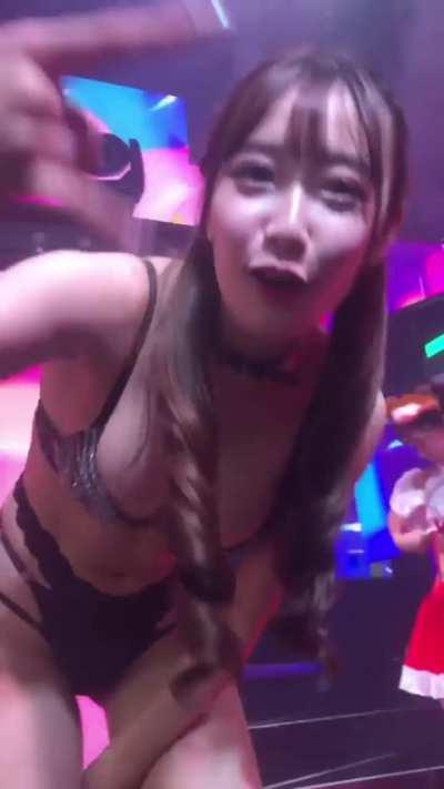 Former ass model teaches novices how to pose their asses