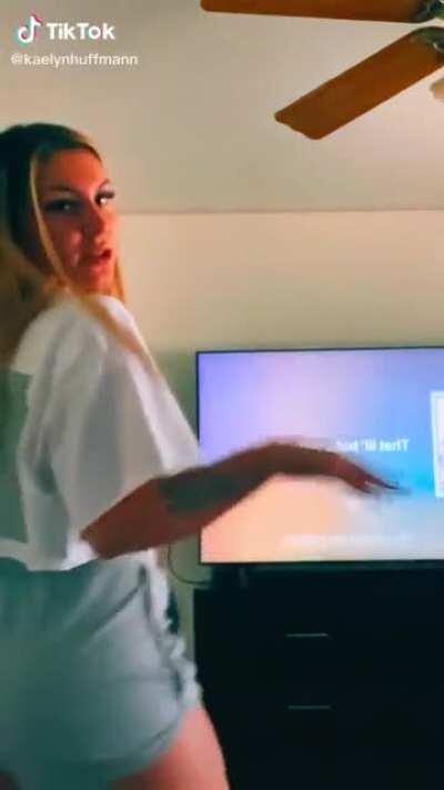 One of the best ass shakes on tiktok in my opinion other than the clapping ones