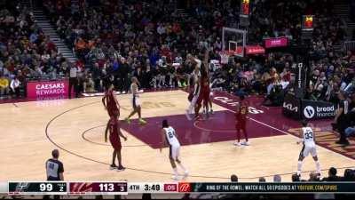 [Highlight] Jarrett Allen DENIES Wemby's poster attempt!